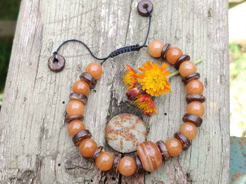 Armband Aus Aventurin, Sardonyx Und Kokosperlen von NaemiDesign