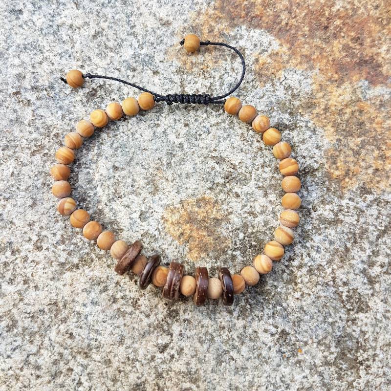 Armband Aus Holzjaspis Und Kokosperlen von NaemiDesign