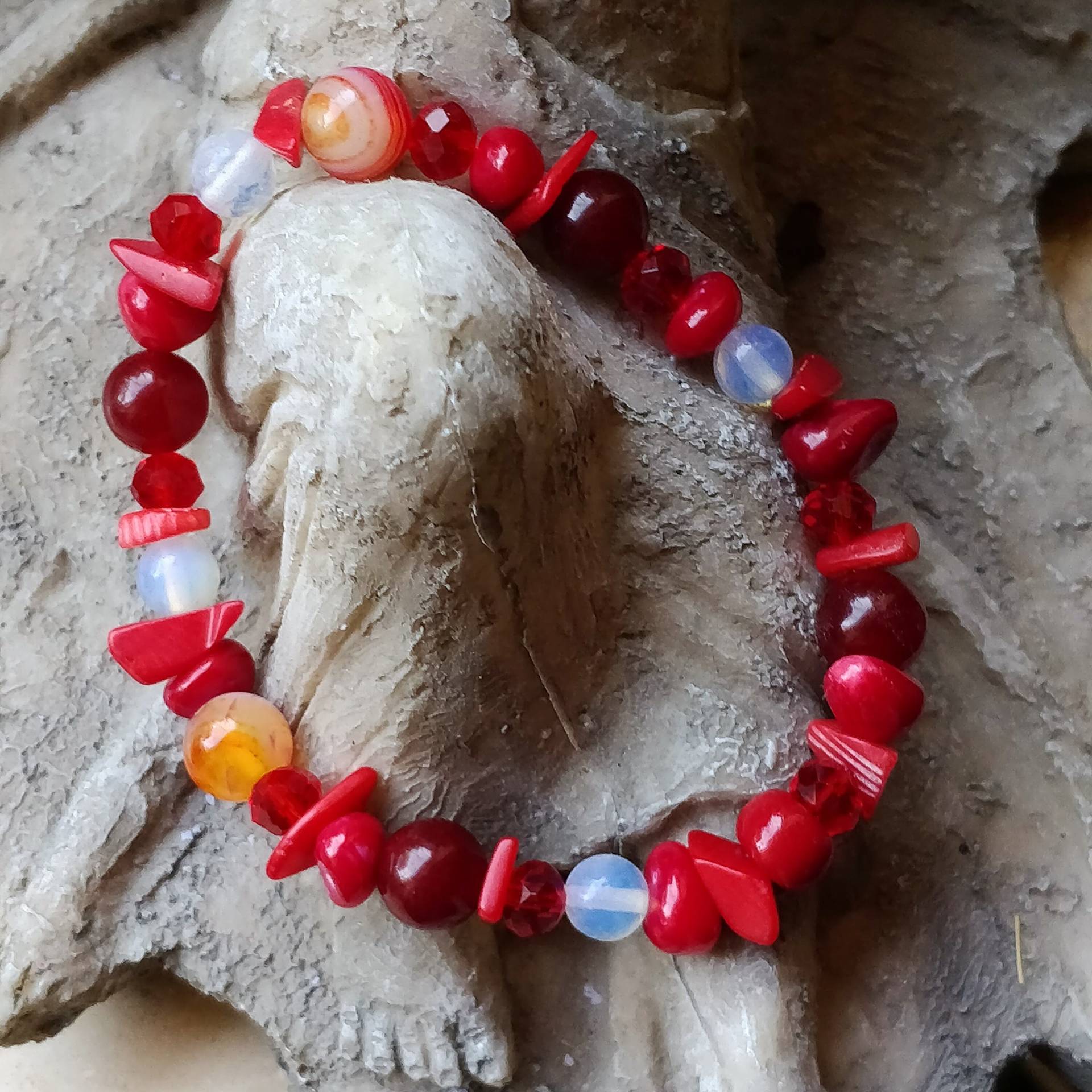 Armband Aus Roten Edelsteinen Und Glasperlen Armband Aus Roten Edelsteinen Und Glasperlen von NaemiDesign