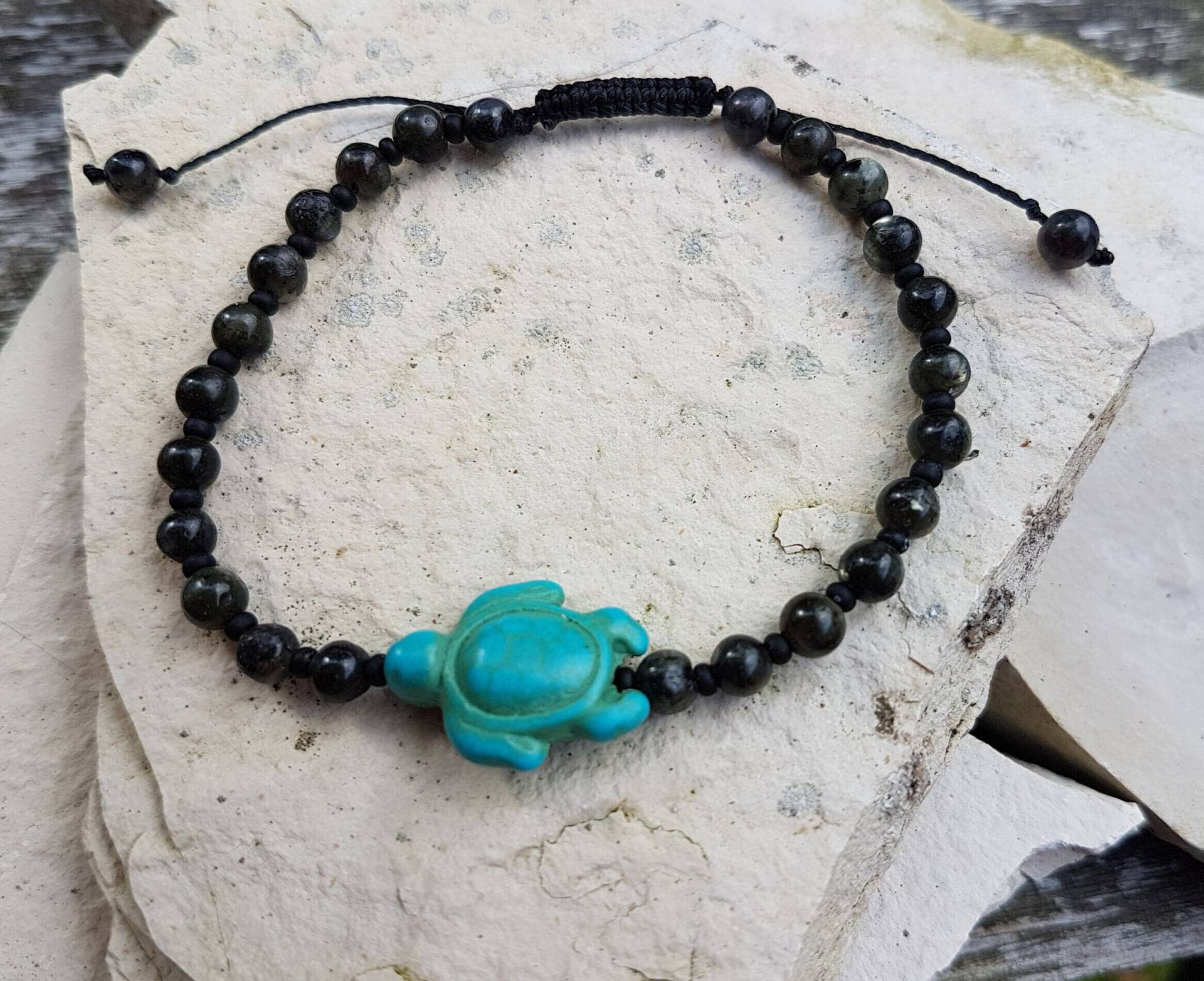 Labradorit-Armband Mit Schildkröte Labradorit-Armband Mit Schildkröte von NaemiDesign