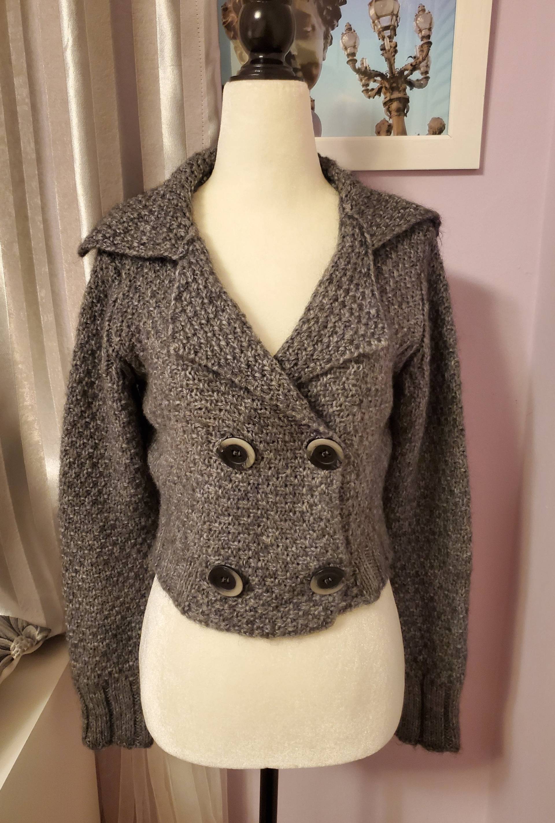 Eleganter Boucle Hand Gestrickter Cropped Cardigan Blazer Für Frauen in Grauer Wollmischung Versandfertig von NafanyaCrafts