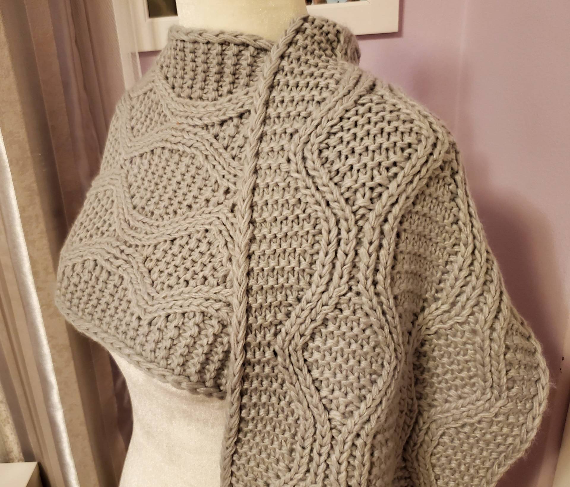 Eleganter Hand Gestrickter Schal Wickelschal in Hellgrau Für Männer Frauen Unisex Wolle Mischung Warm Weich Versandfertig von NafanyaCrafts