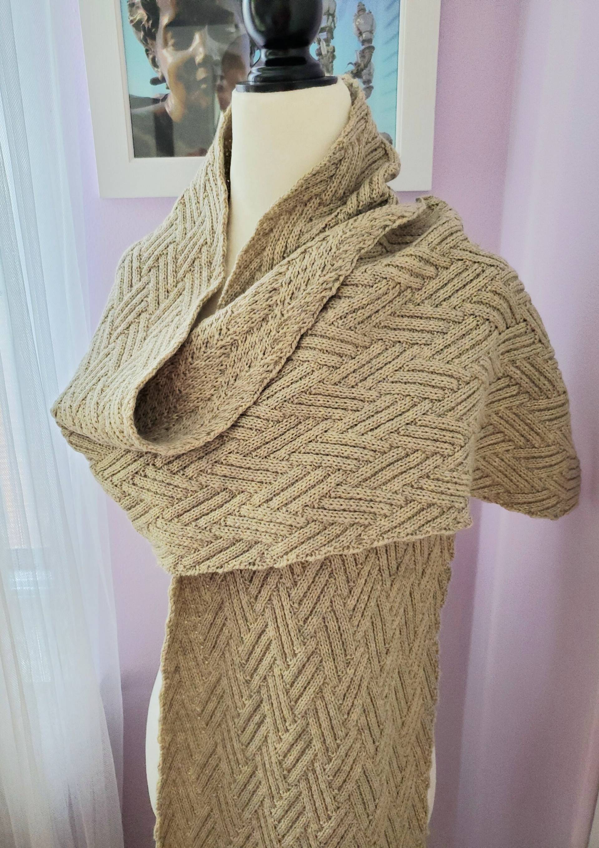 Eleganter Hand Gestrickter Schal Wickeltuch Für Frauen in Sand Beige Farbe Wollmischung Versandfertig von NafanyaCrafts