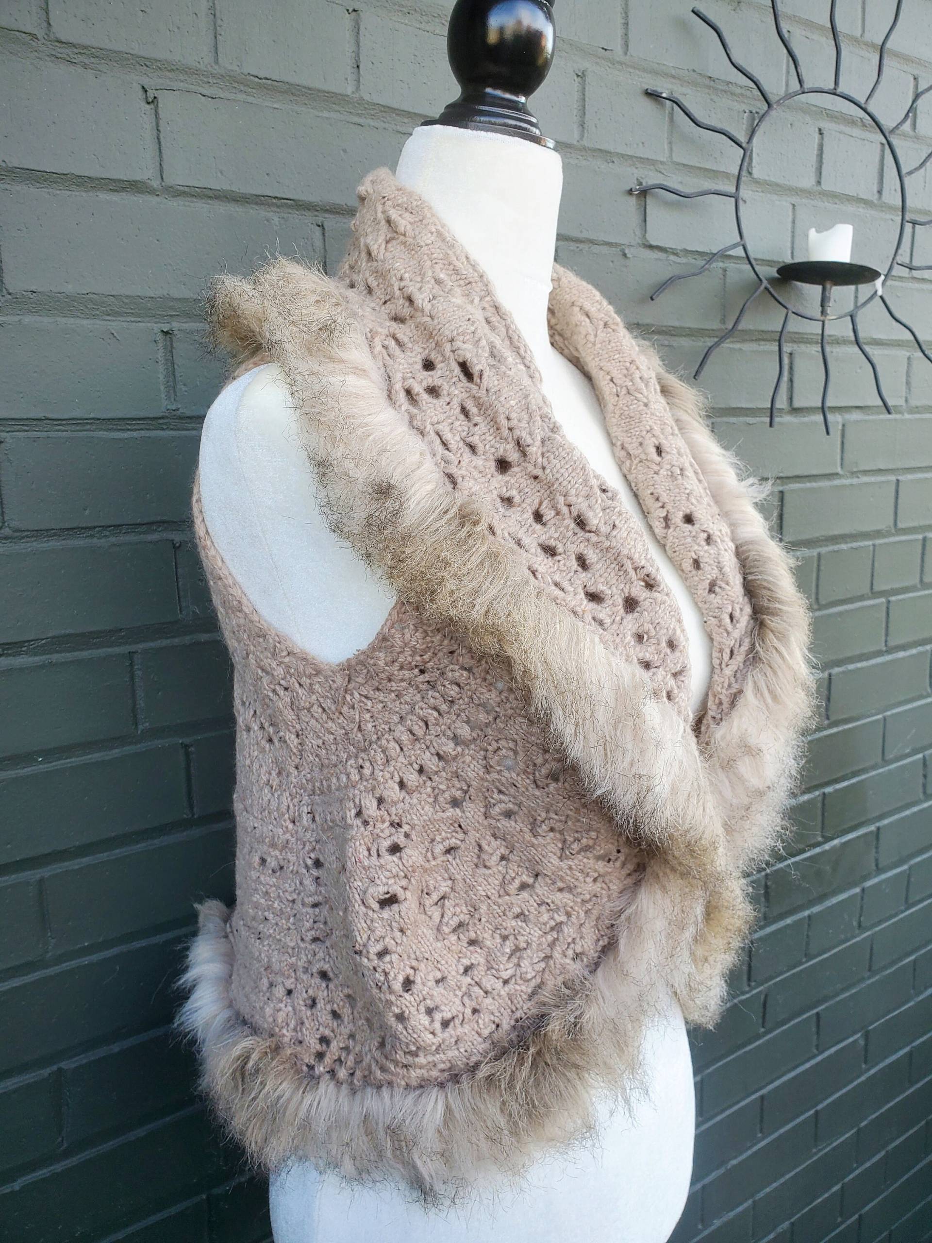 Gehäkelte Strickjacke Bolero Style Für Frauen Mit Fellbesatz in Beige Wollmischung Versandfertig von NafanyaCrafts