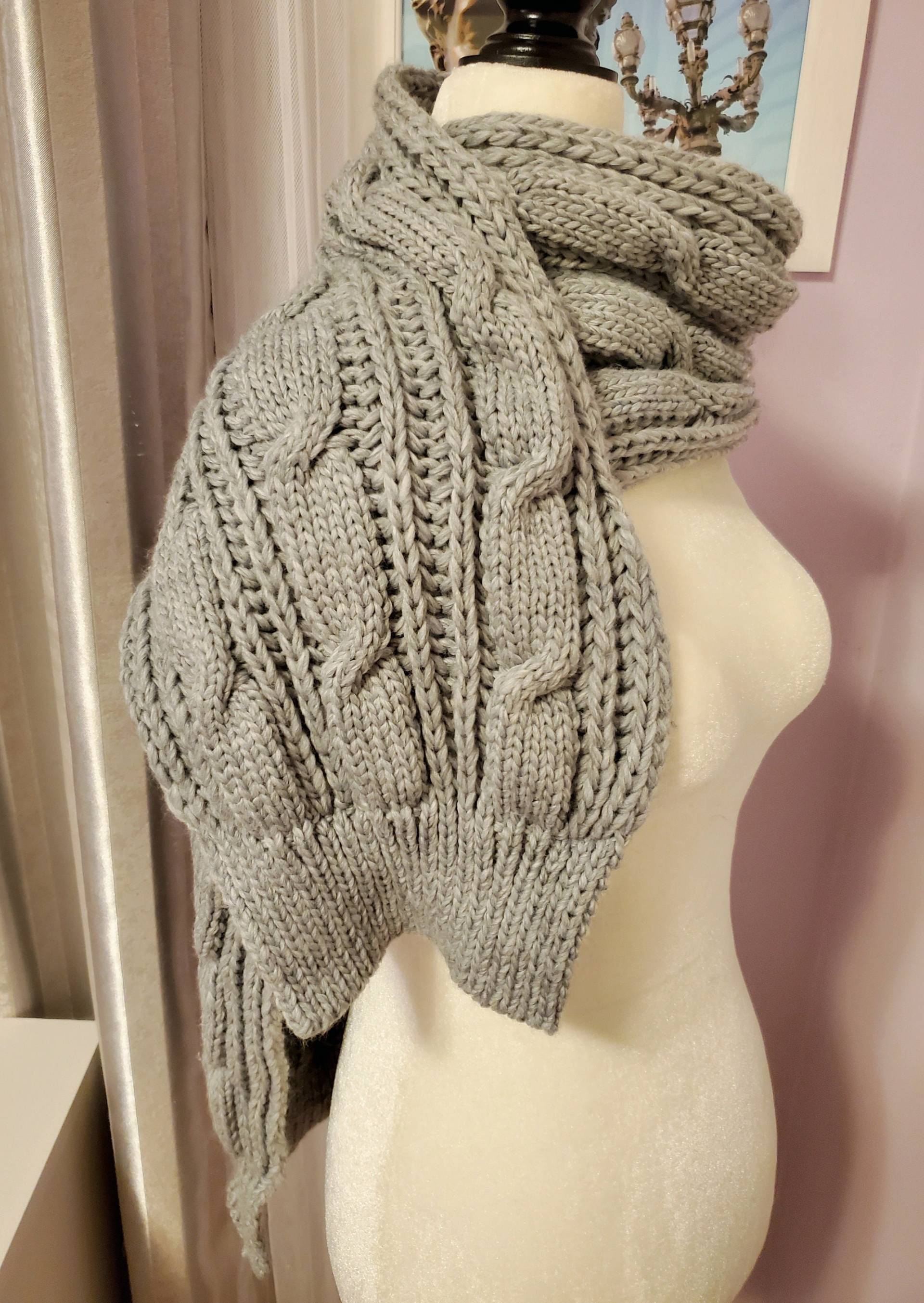 Schal Für Frauen Handgestrickt Wollmischung Kabel Stricken in Grau Versandfertig von NafanyaCrafts