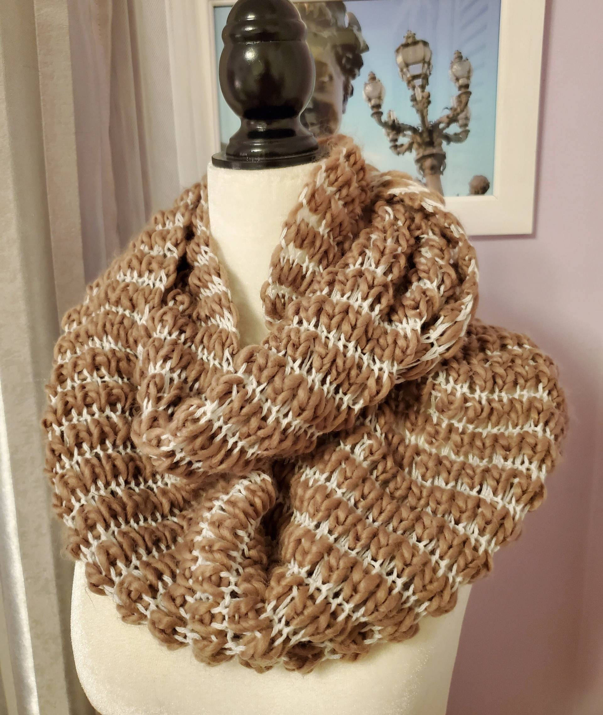 Schöner Zweifarbiger Loop Schal Beige Und Weiß Für Frauen von NafanyaCrafts