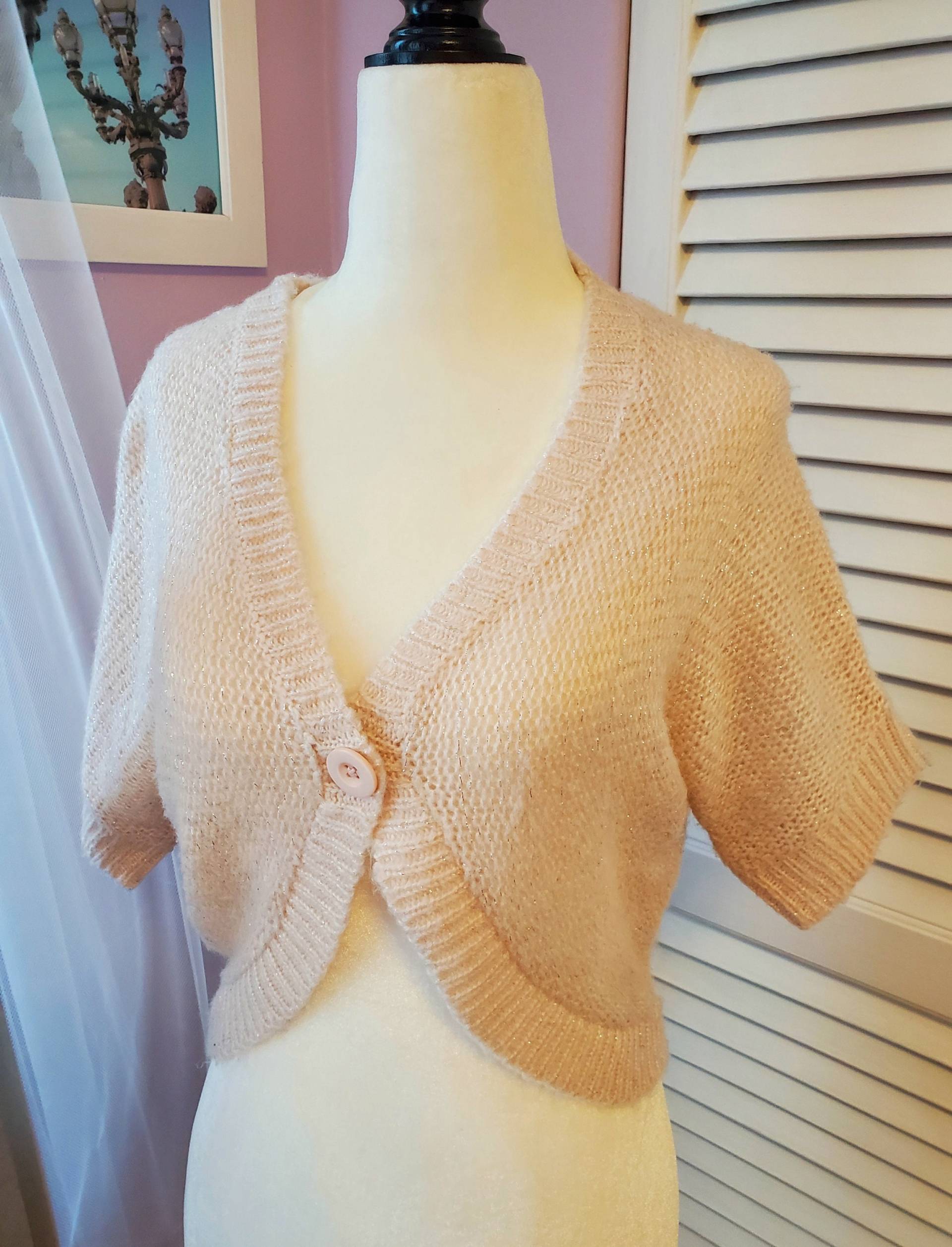 Vielseitige Handgestrickte Bolero Cardigan Für Frauen Weich Warm Elegant in Rose Beige Mit Lurex Bereit Zu Versenden von NafanyaCrafts