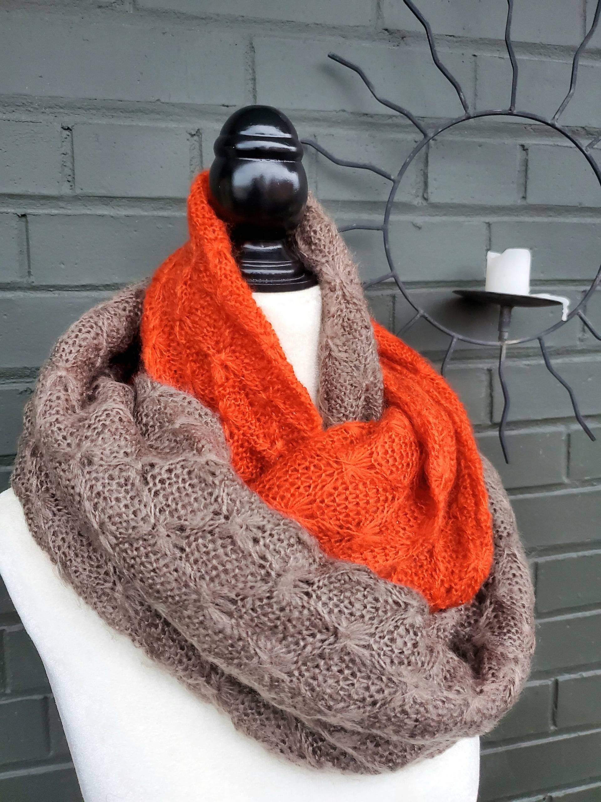 Vielseitiger Handgestickter Farbblock Infinity Schal Mohair Blend Orange Und Braun Für Frauen Versandfertig von NafanyaCrafts