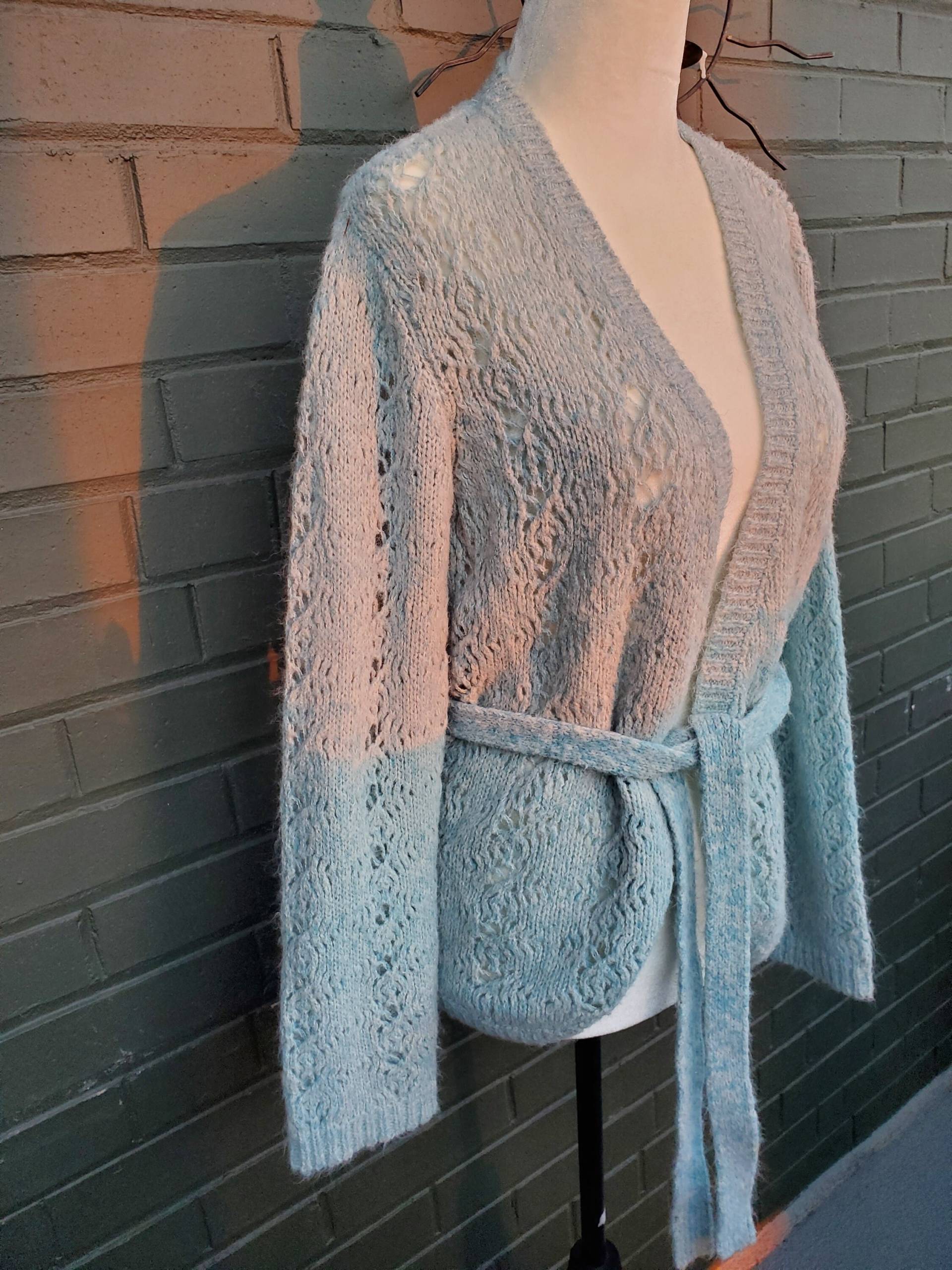 Vielseitiger Warmer Gürtel Strickjacke in Hellblau Meliert Wolle Mohair Blend Für Frauen Versandfertig von NafanyaCrafts