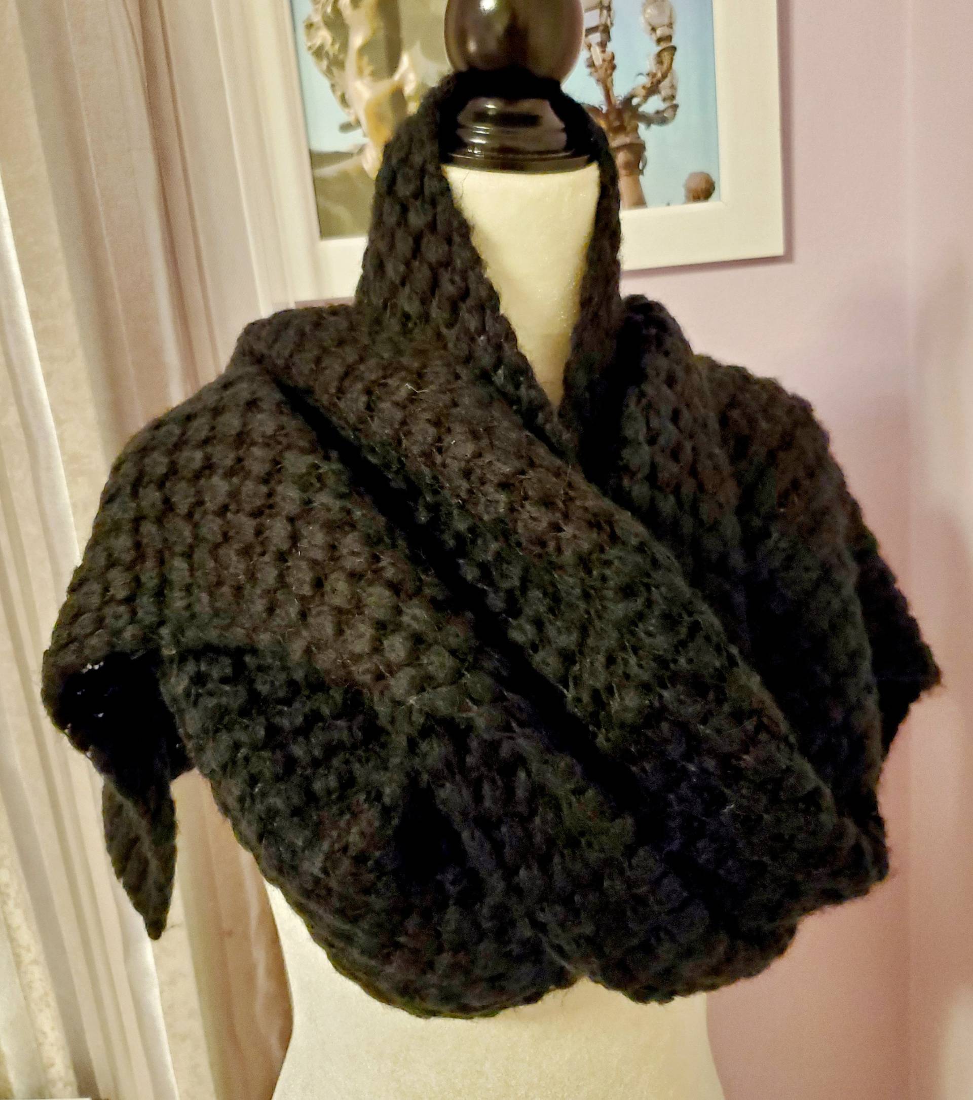 Wunderschöner Handgestickter Schal Wickelschal Unisex Herren Damen in Wolle Schwarz Warm Weich Lang Versandfertig von NafanyaCrafts