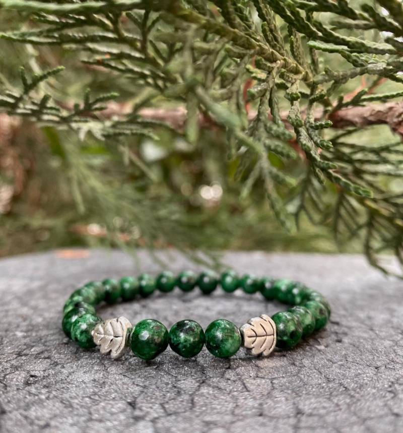 Damen Armband 6mm Perlen Mädchen Unisex Kinder Perlenarmband Blatt Anhänger Grün Geschenk von NahleOfficial