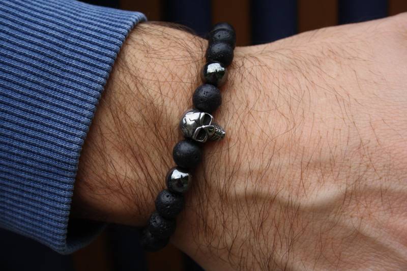 Totenkopf Armband Herren Skull Head Lavastein Perlenarmband Männer Biker Geschenk Mann Geburtstagsgeschenk Für Ihn Partnerarmband von NahleOfficial