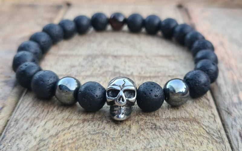 Totenkopf Armband Herren Skull Head Lavastein Perlenarmband Männer Biker Geschenk Mann Geburtstagsgeschenk Für Ihn Partnerarmband von NahleOfficial