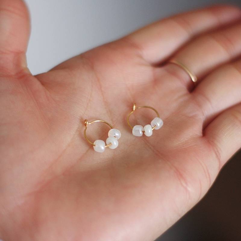 Winzige Creolen Mit Dreifach Perlmutt-Perlen, Creolen, Kleine von Nahnym