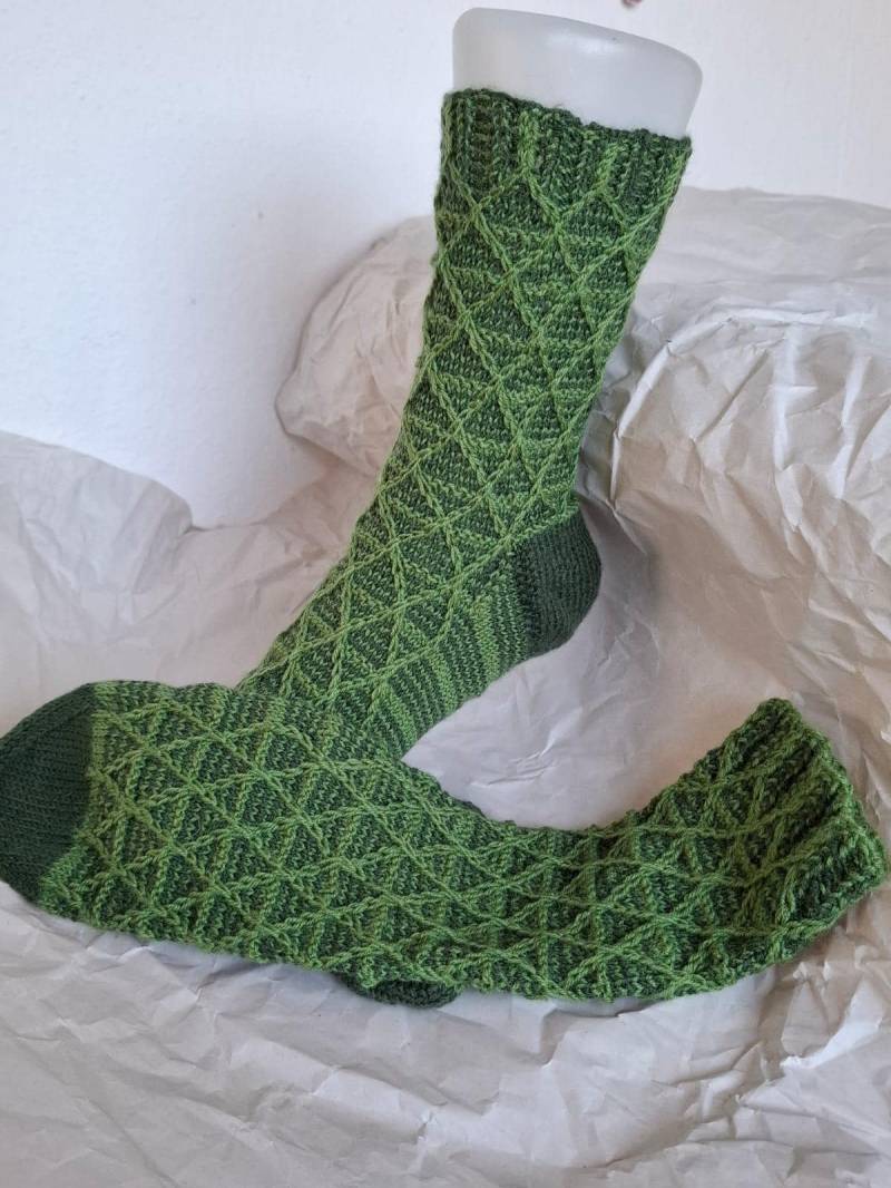 Socken Von Hand Gestrickte Wollsocken Gr. 38/39 Da Sind Die Füße in Warmen Strümpfen Verpackt von NahtundMasche