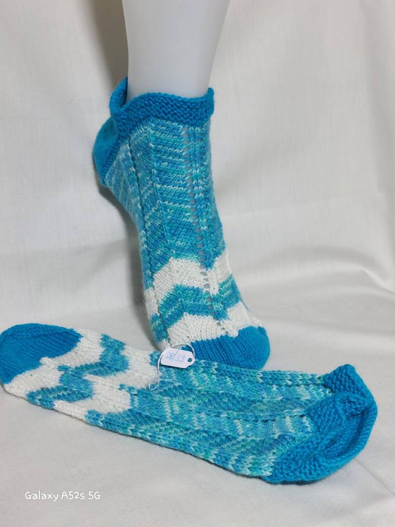 Wollsocken, Handgestrickte Sneaker Gr. 38/39 von NahtundMasche