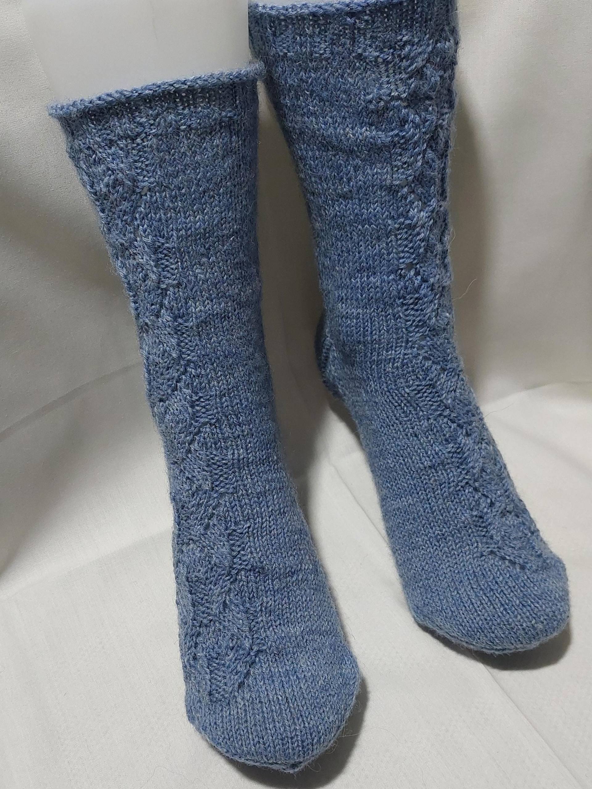 Wollsocken Gr. 36/37 Handgestrickte Socken Mit Muster, Jeansblau Aus Guter Sockenwolle Gestrickt von NahtundMasche