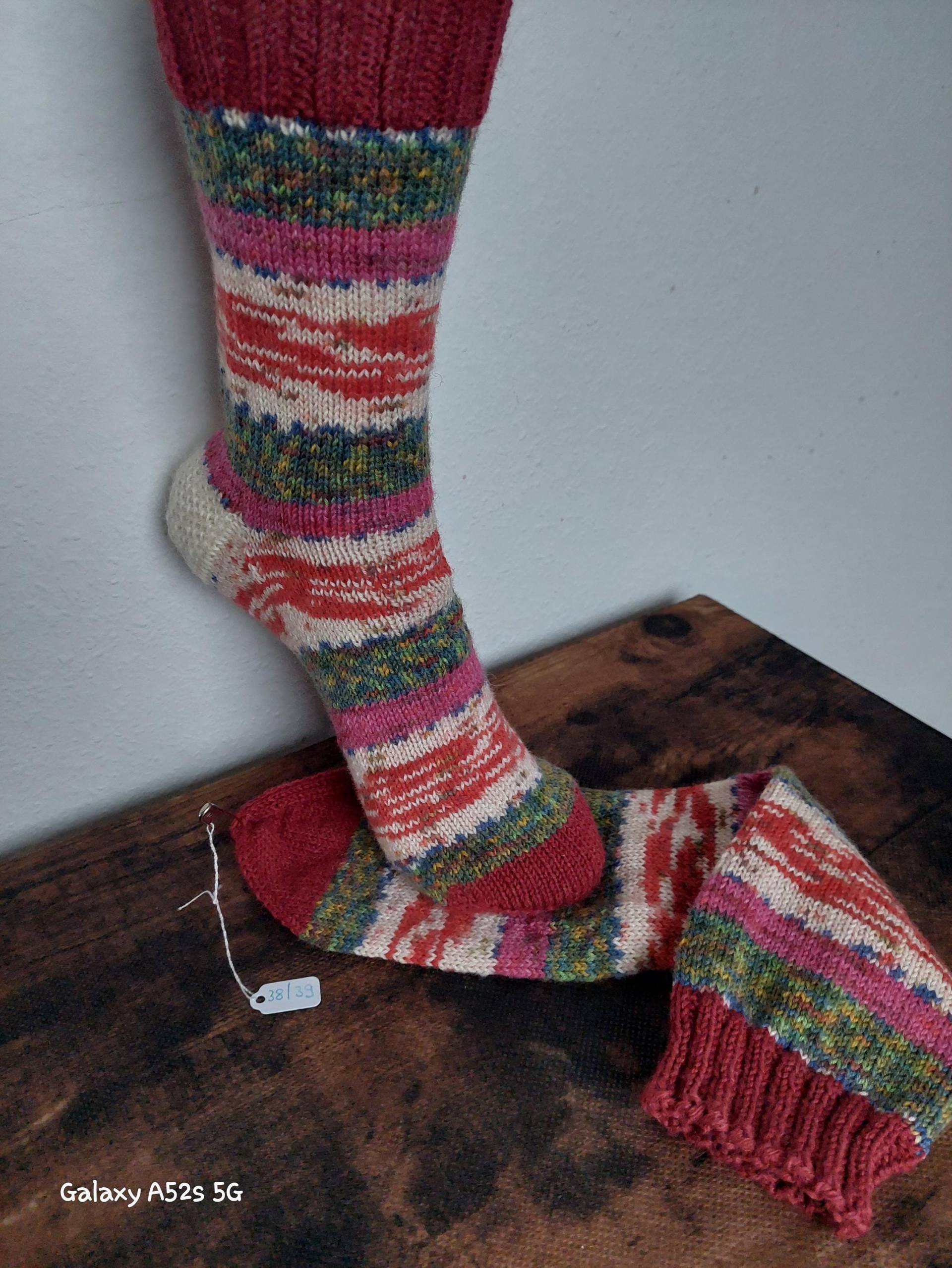 Wollsocken Gr. 38/39 Handgestrickte Socken in Rot, Pink, Weiß, Grün Mit Guter Sockenwolle Von Hand Gestrickt von NahtundMasche