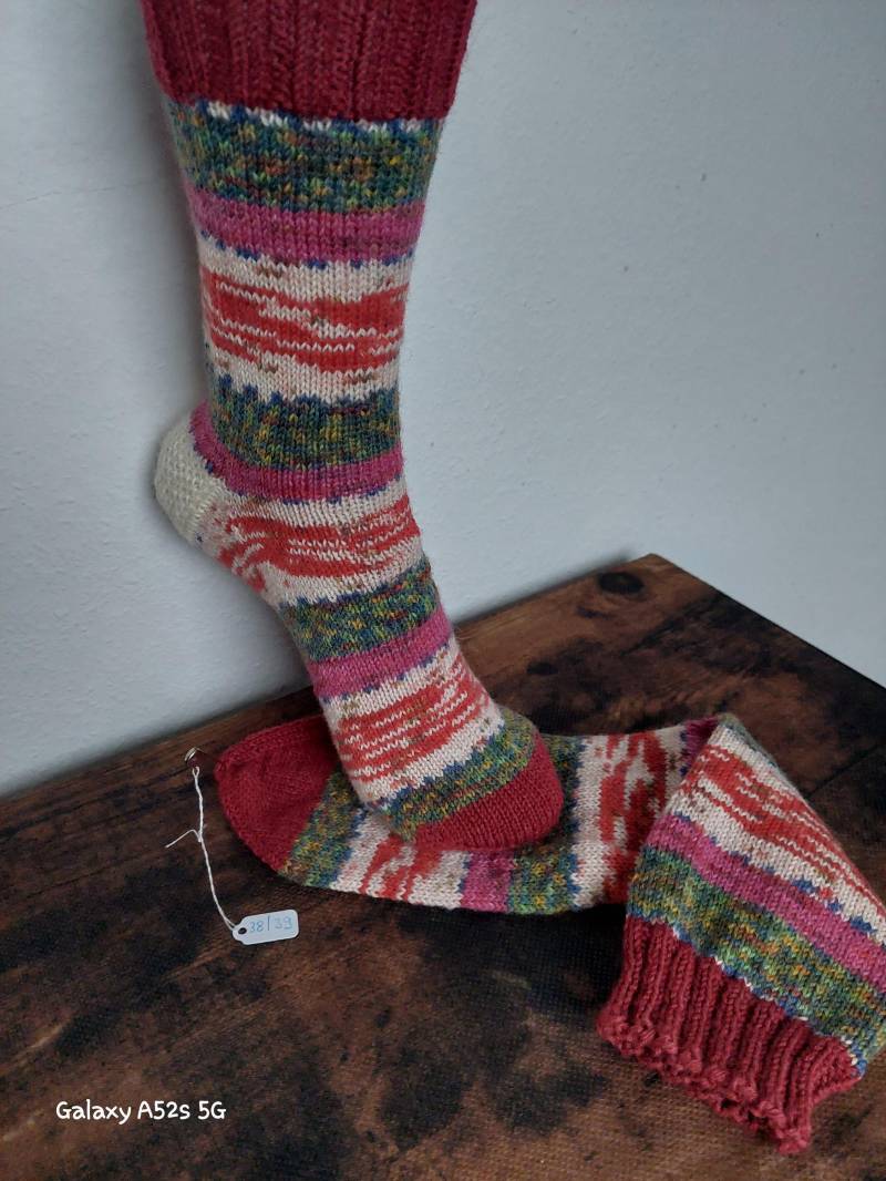Wollsocken Gr. 38/39 Handgestrickte Socken in Rot, Pink, Weiß, Grün Mit Guter Sockenwolle Von Hand Gestrickt von NahtundMasche
