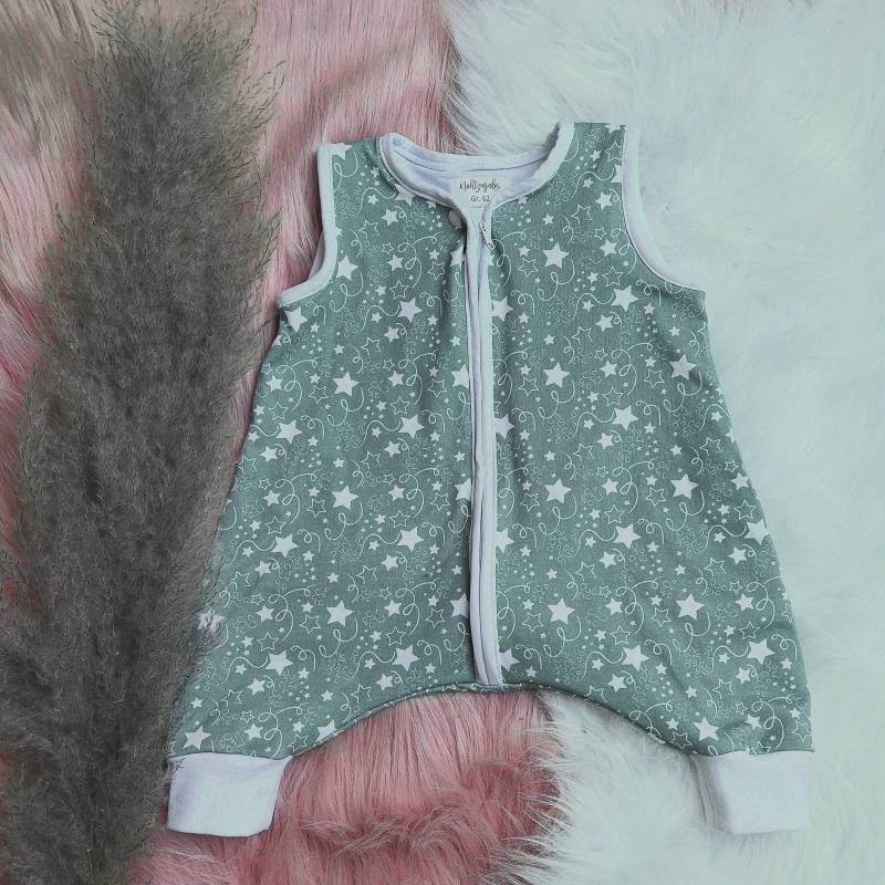 Schlafsack Mit Füßen Baby Jersey Ganzjährig Sommer Winter Grün Salbei Sterne - Gr. 56 62 68 74 80 86 92 98 Schlafsack Mit Füßen Baby Jersey Ganzjährig Sommer Winter Grün Salbei Sterne - Gr. 56 62 68 74 80 86 92 98 von NahtzugabeDE