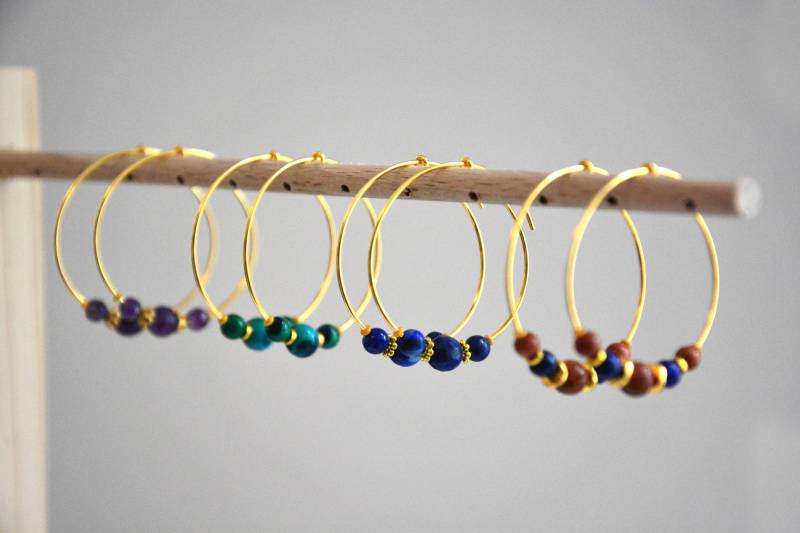 Edelstein-Creolen, Goldene Steinohrringe, Sonnenstein, Amethyst, Malachit, Lapislazuli, Lithotherapie-Ohrringe, Feiner Kristallschmuck von NaiaCreations