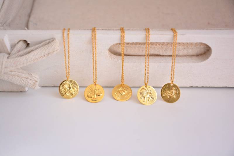 Feine Astro-Halskette Mit Feingold Vergoldet, Goldene Sternzeichen-Halskette, Sternzeichen-Medaillon-Halskette, Vergoldete Sternbild-Halskette von NaiaCreations