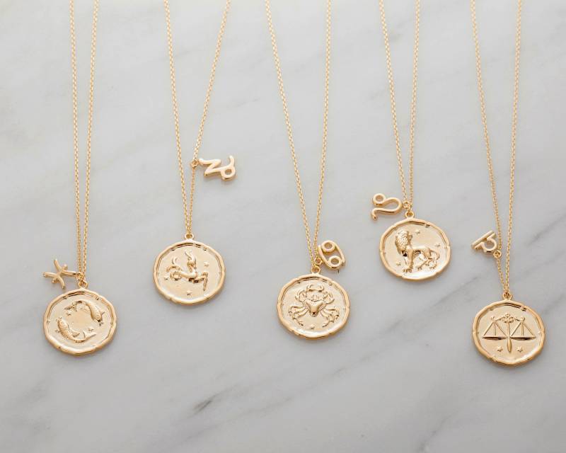 Goldgefüllte Astro-Halskette, Goldene Sternzeichen-Medaillon-Halskette, Astrologie-Halskette, Scheiben-Halskette, Charm-Halskette, Sternbild Goldgefüllte Astro-Halskette, Goldene Sternzeichen-Medaillon-Halskette, Astrologie-Halskette, Scheiben-Halskette, Charm-Halskette, Sternbild von NaiaCreations
