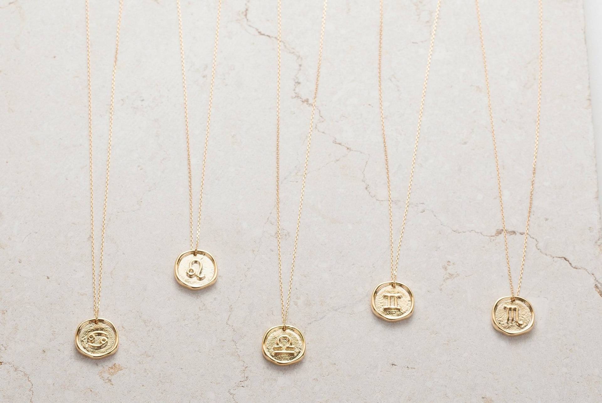 Sternzeichen-Anhänger-Halskette Mit Goldgefüllter, Vergoldeter Kette | Goldene Sternzeichen-Horoskop-Medaillon-Anhänger-Halskette Astro Sternzeichen-Anhänger-Halskette Mit Goldgefüllter, Vergoldeter Kette | Goldene Sternzeichen-Horoskop-Medaillon-Anhänger-Halskette Astro von NaiaCreations