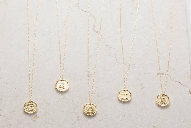 Sternzeichen-Anhänger-Halskette Mit Goldgefüllter, Vergoldeter Kette | Goldene Sternzeichen-Horoskop-Medaillon-Anhänger-Halskette Astro Sternzeichen-Anhänger-Halskette Mit Goldgefüllter, Vergoldeter Kette | Goldene Sternzeichen-Horoskop-Medaillon-Anhänger-Halskette Astro von NaiaCreations