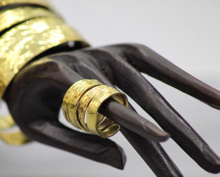 Offener, Verstellbarer, Gehämmerter Messingring von Naimagioielli