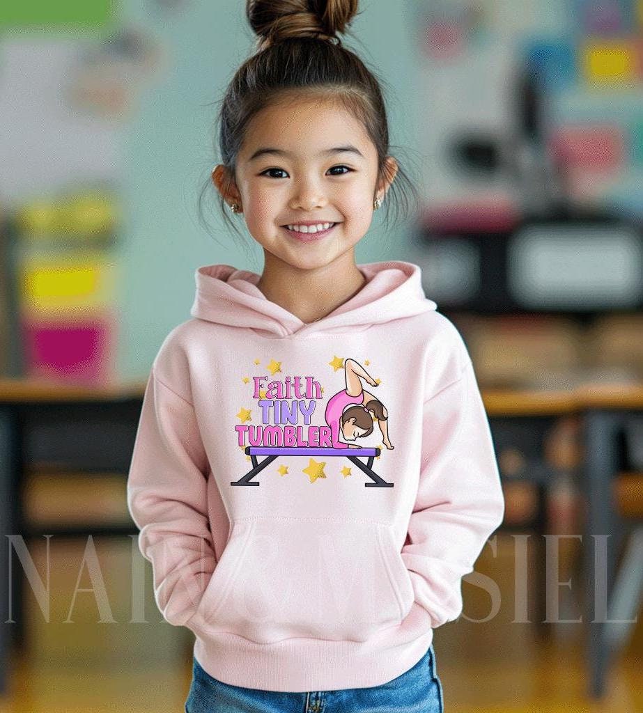 Mädchen Gymnastik Hoodie Turner, Kleiner Becher, Kleinkind-Mädchen-Gymnastik-Geschenk, Gymnastik-Outfit, Tumble, Beam Bars Pullover Hoodie-Sweatshirt von NainandMasiel