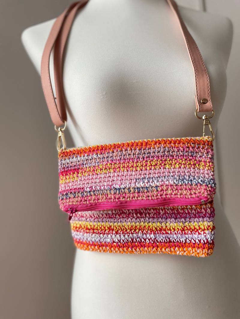 Häkeltasche Mit Kunstledergürtel // Faltbare Umhängetasche Schultertasche Gehäkelt von NaisDesigns