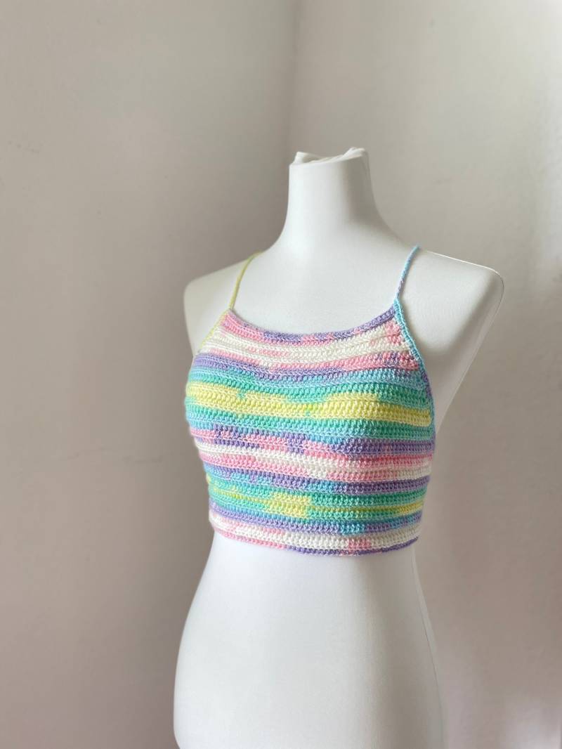 Regenbogen Top // Häkeltop Pride Oberteil Buntes Bralette Regenbogen Croptop von NaisDesigns