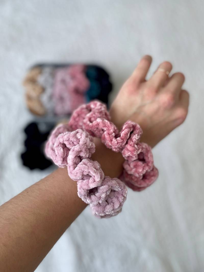 Velvet Scrunchie // Haargummi Samt Häkelhaargummi Haarband Gehäkelt von NaisDesigns
