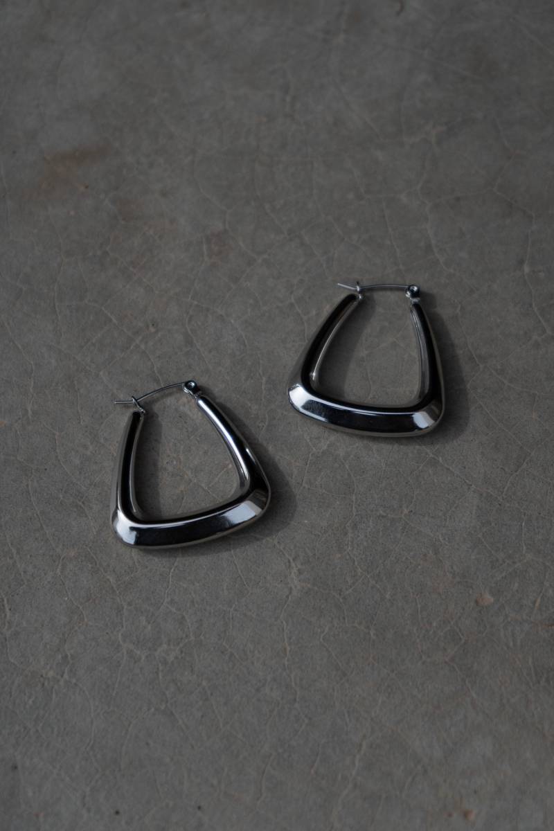 Silberfarbene Ohrringe in Trapezform von NaizaStudio