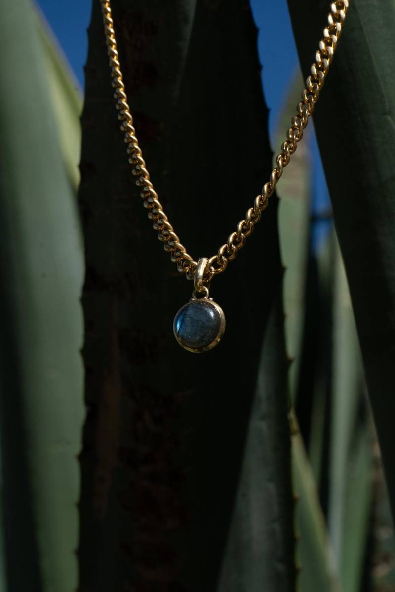 Vergoldete Edelstahlkette Mit Rundem Labradorit-Anhänger - Schimmernder Edelstein in Messingfassung von NaizaStudio