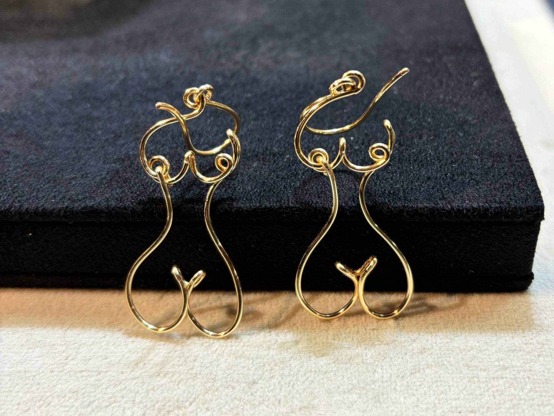 Boucles D'oreilles Retro Abstraktes Muster Gehört Zu Der Wichtigsten Silhouette Des Körpers Jungen Frau von Najdovski