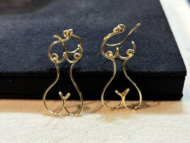Boucles D'oreilles Retro Abstraktes Muster Gehört Zu Der Wichtigsten Silhouette Des Körpers Jungen Frau von Najdovski