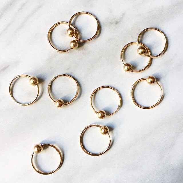 Gold Creolen Und Perlen Ohrringe von NajeliJewelry