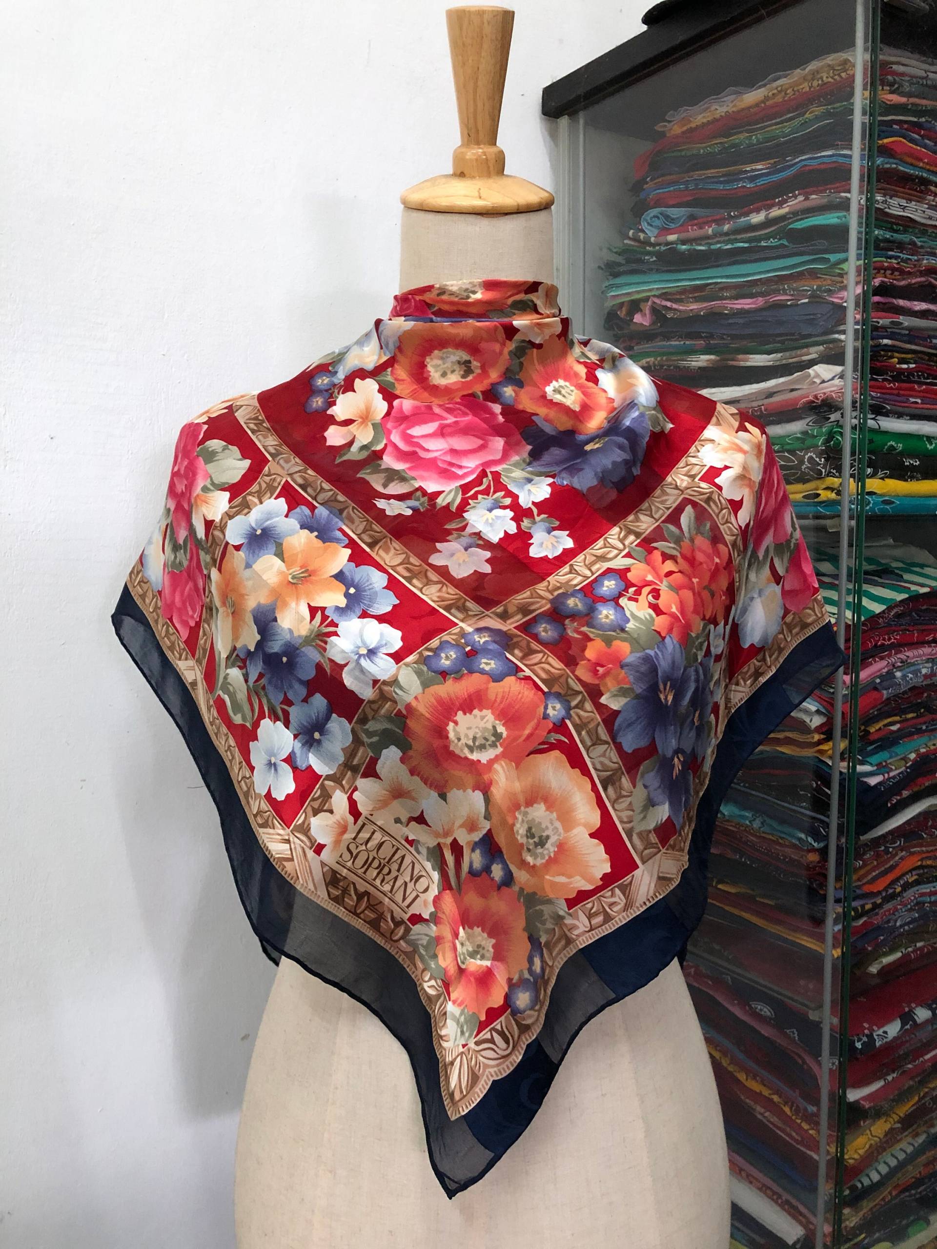 Luciano Soprani Seidenschal, Seidenstola, Vintage Blumenschal, Designer Schal, Seidenschalldämpfer Luciano Soprani Seidenschal, Seidenstola, Vintage Blumenschal, Designer Schal, Seidenschalldämpfer von NajwaLuxuryCloset