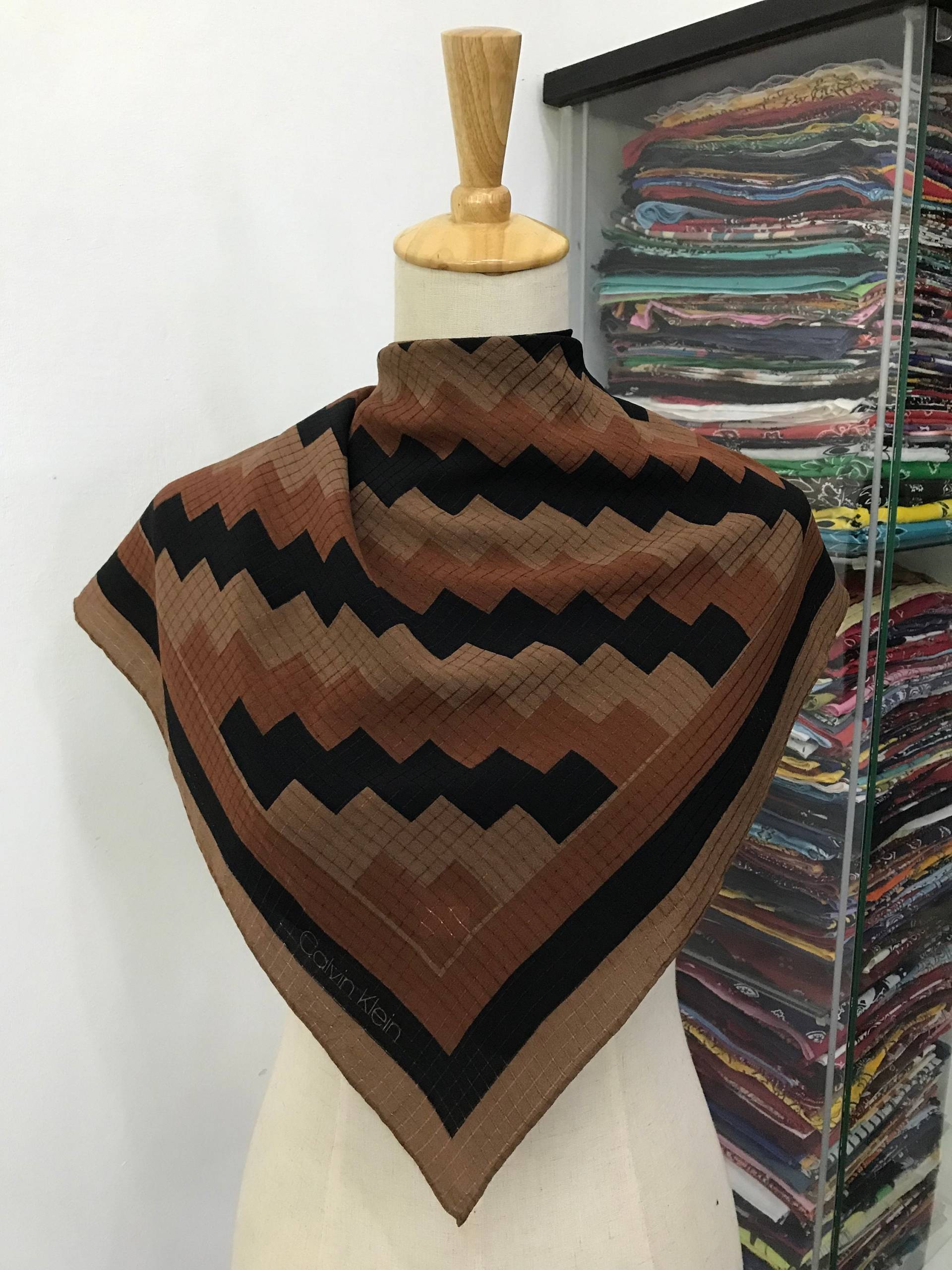 Vintage Calvin Klein Seidenschal, Ck Halstuch, Schal, Hals Muffler von NajwaLuxuryCloset