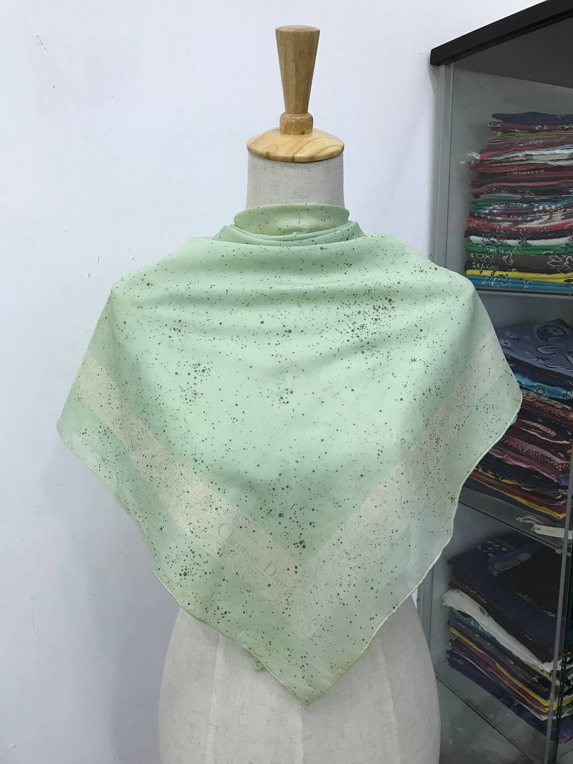 Vintage Christian Dior Seidenschal Schal Seide Muffler Kopfschal Halstuch von NajwaLuxuryCloset