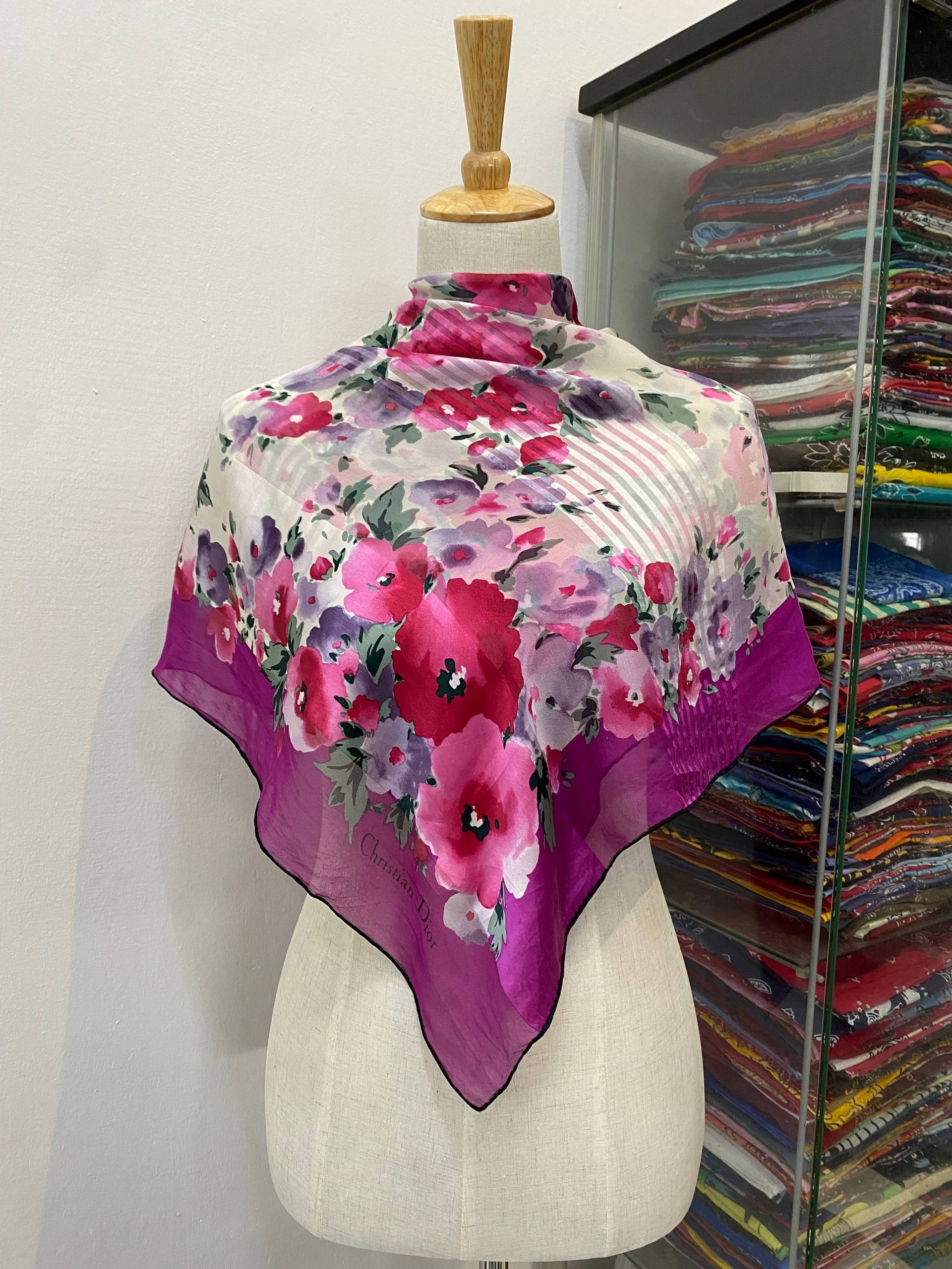 Vintage Christian Dior Seidenschal Schal Silk Muffler Seide Kopftuch Halstuch von NajwaLuxuryCloset