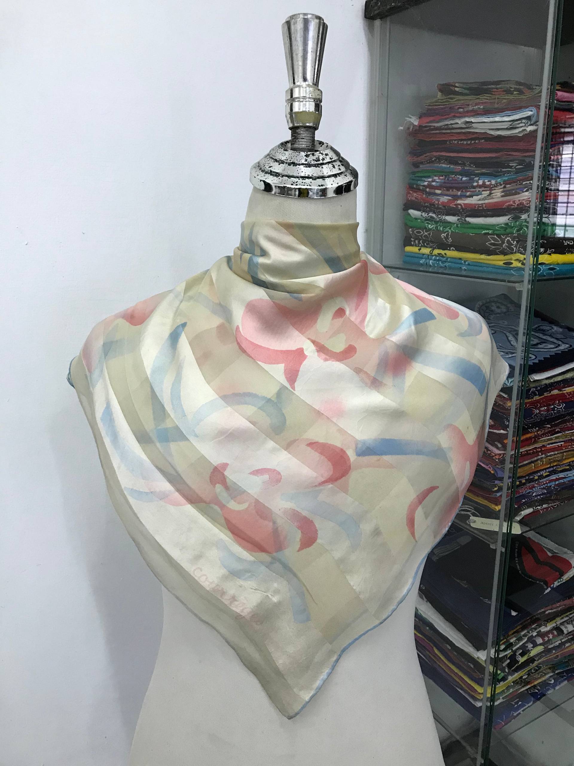 Vintage Courreges Seidenschal Quadratschal Blumenschal Halstuch Muffler von NajwaLuxuryCloset