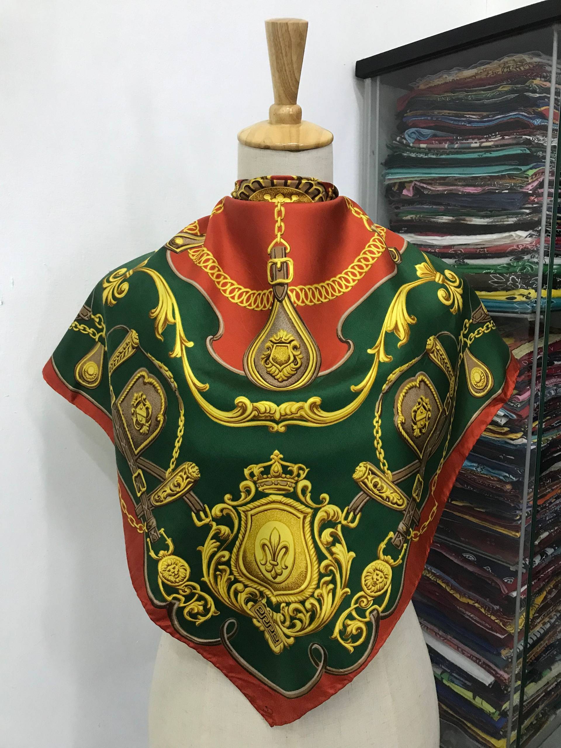 Vintage Erre Seidenschal, 80Er Jahre Klassiker Seidiger Schal, Schal von NajwaLuxuryCloset