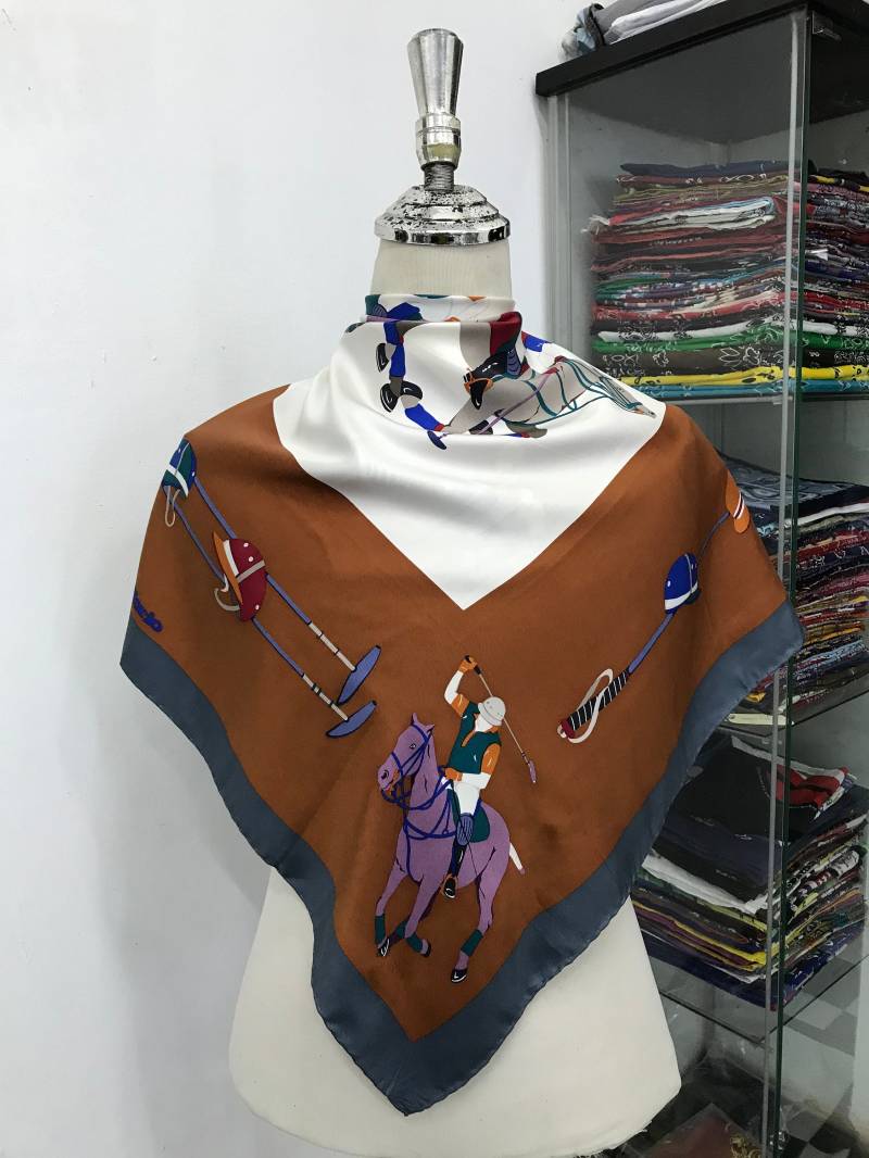 Vintage Fiorio Seide Quadrat Seidentuch Gelb Seidiges Kopftuch Halstuch Schalldämpfer von NajwaLuxuryCloset
