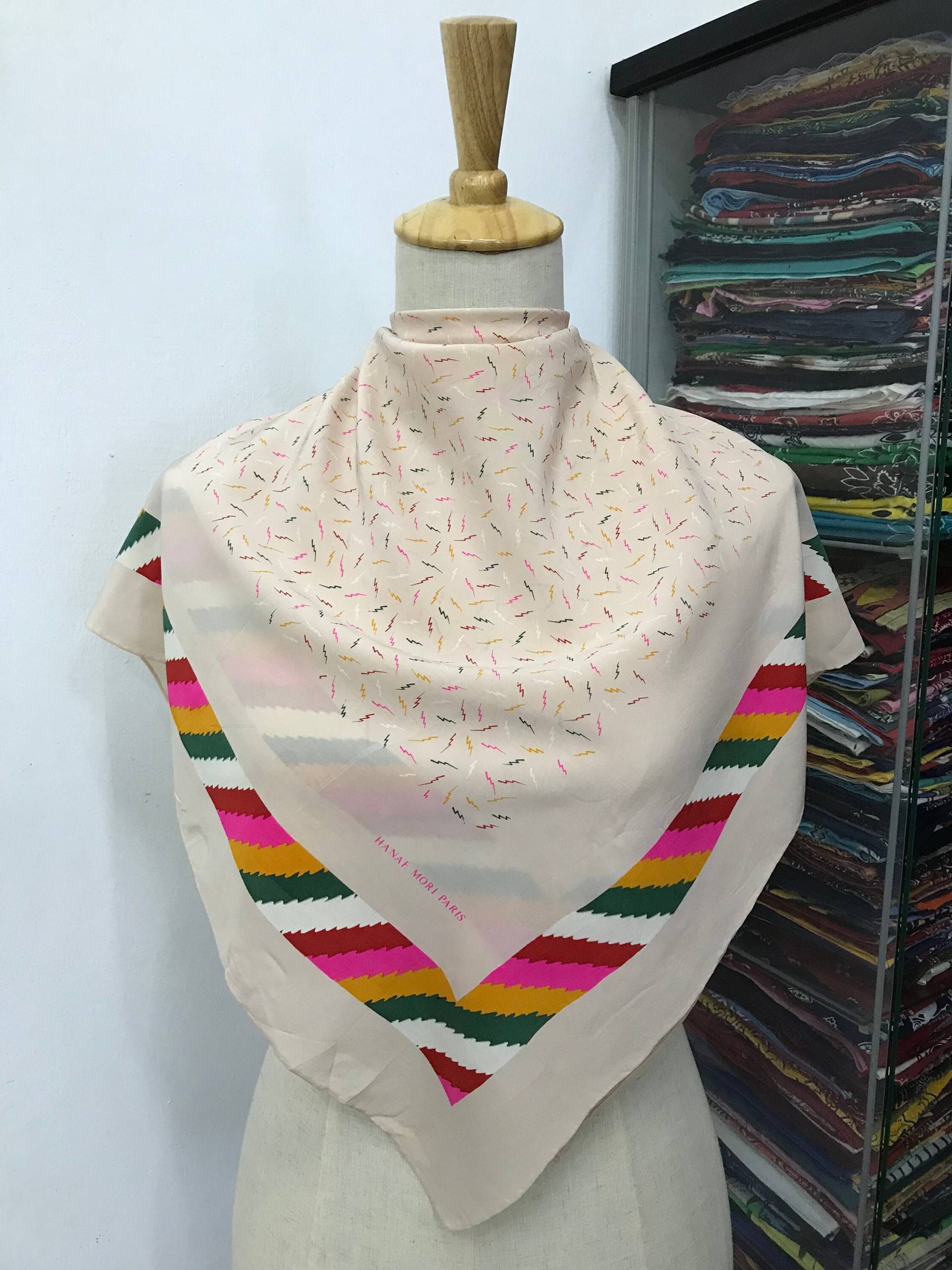 Vintage Hanae Mori Seidenschal, Seidenstola, Seidenschalldämpfer, Seidenhalstuch, Schal von NajwaLuxuryCloset
