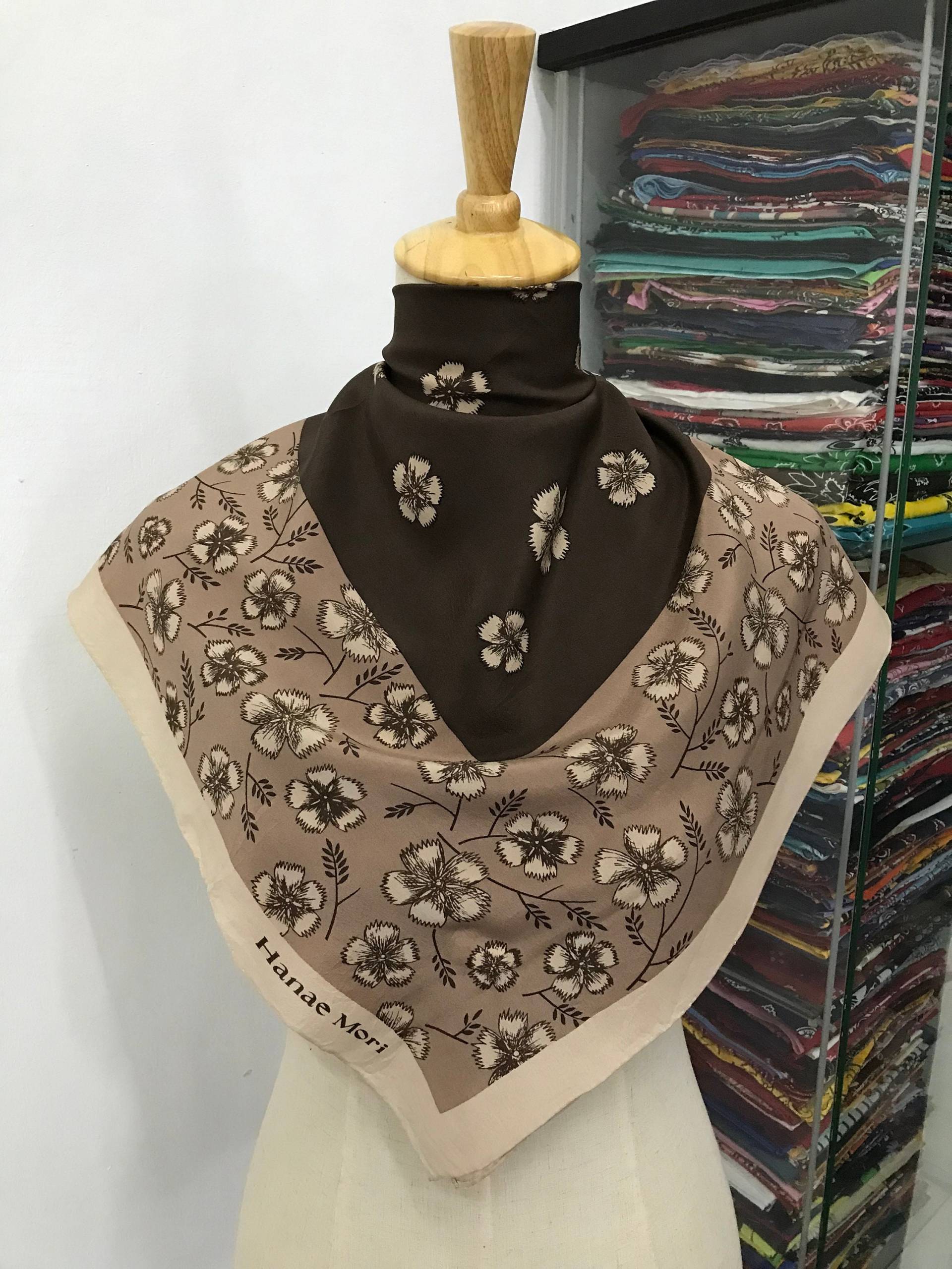 Vintage Hanae Mori Seidenschal, Seidenstola, Seidenschalldämpfer, Seidenhalstuch, Schal von NajwaLuxuryCloset