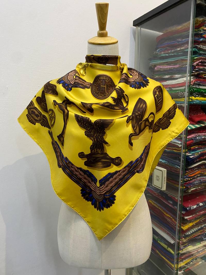 Vintage Hermes Le Parures Du Vent Seidenschal Tuch Dreieckstuch Gelb Halstuch von NajwaLuxuryCloset