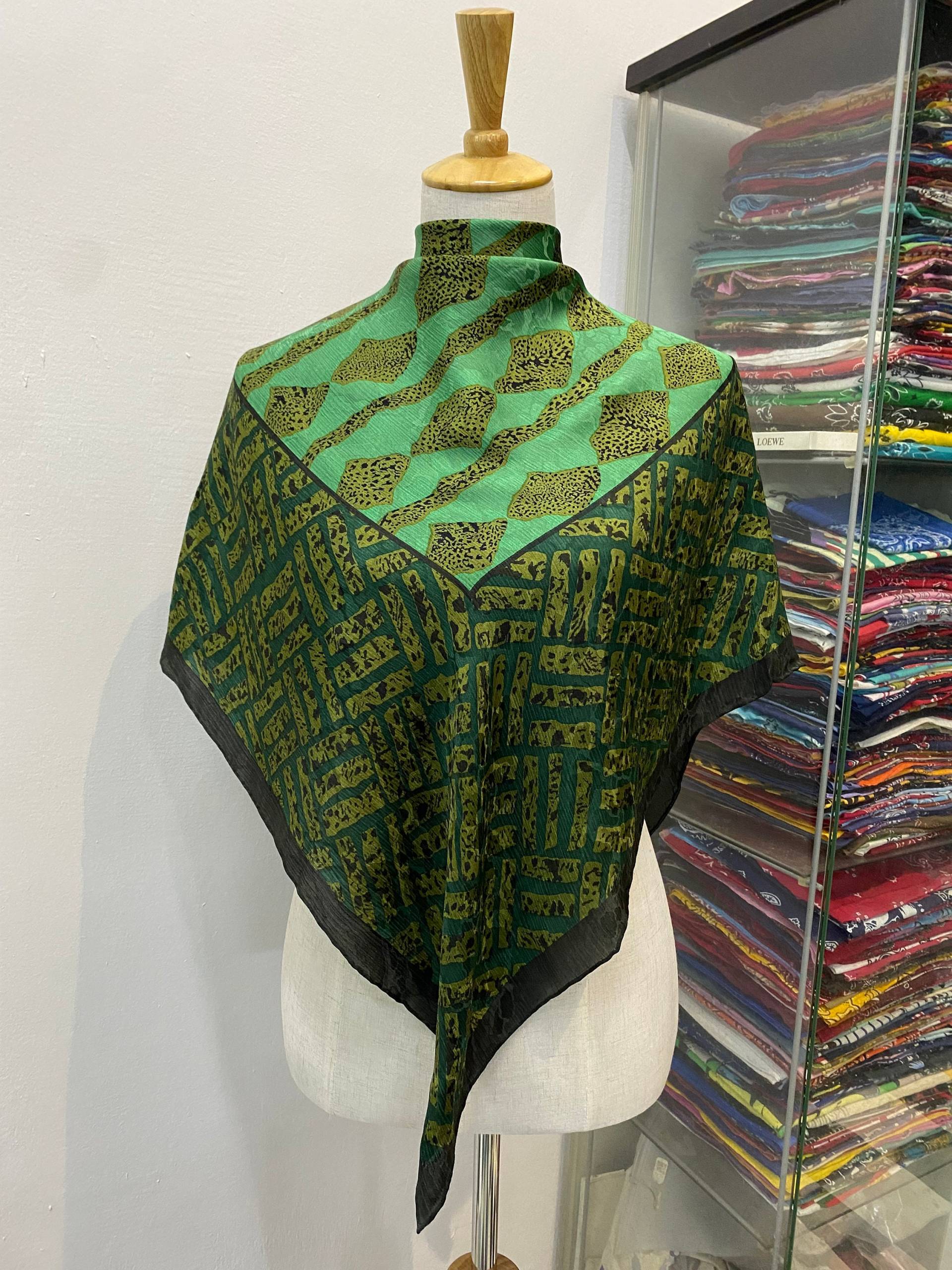 Vintage Jean Louis Scherrer Seidenschal, Seidenstola, Blumen Halstuch von NajwaLuxuryCloset
